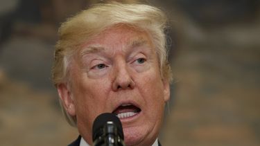 Trump aprueba que policías reciban equipos militares