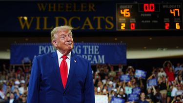 El presidente Donald Trump aparece en el escenario de la escuela secundaria Wheeler High School, el miércoles 22 de julio de 2026, en Marietta, Georgia. (Foto AP/Julia Demaree Nikhinson)