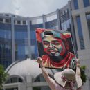 Katheryn Millwee sostiene un retrato de Kilmar Ábrego García fuera de un tribunal federal, el miércoles 25 de junio de 2025, en Nashville, Tennessee. (AP Foto/George Walker IV)