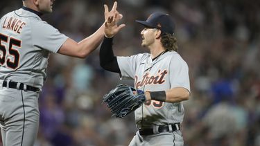 El relevista Alex Lange y el jardinero izquierdo Zach McKinstry de los Tigres de Detroit festejan tras el triunfo del equipo en la décima entrada en el juego ante los Rockies de Colorado el sábado 1 de julio del 2023. (AP Foto/David Zalubowski)