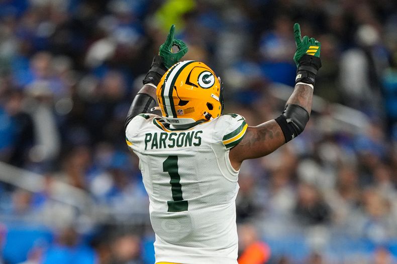 Micah Parsons, de los Packers de Green Bay, festeja tras lograr una captura de mariscal de campo en el partido del jueves 27 de noviembre de 2025, ante los Lions de Detroit (AP Foto/Ryan Sun)