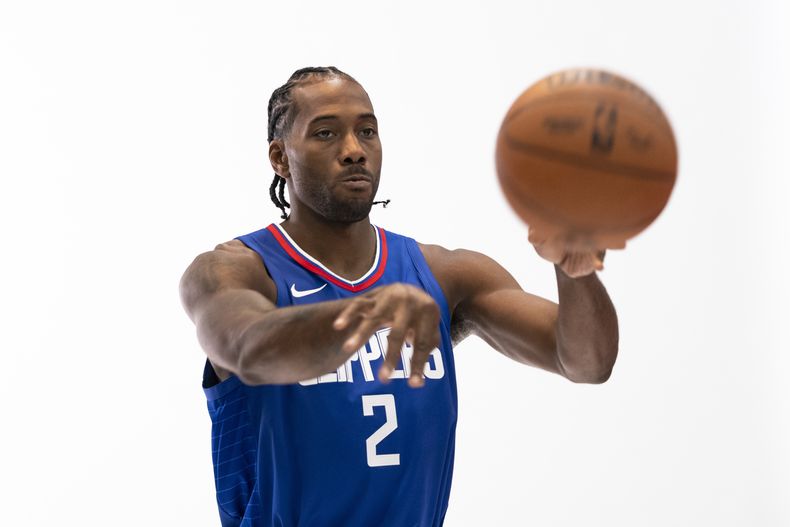 Kawhi Leonard, alero de los Clippers de Los Ángeles, posa durante el día de prensa, el lunes 2 de octubre de 2023 (AP Foto/Jae C. Hong)