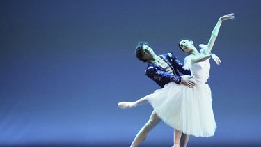 El reconocido bailarín mexicano Isaac Hernández, del American Ballet Theatre, y Jasmine Jimison, ensayan para la próxima producción de Despertares en el Auditorio Nacional de la Ciudad de México, el viernes 29 de agosto de 2025. (Foto AP/Eduardo Verdugo)