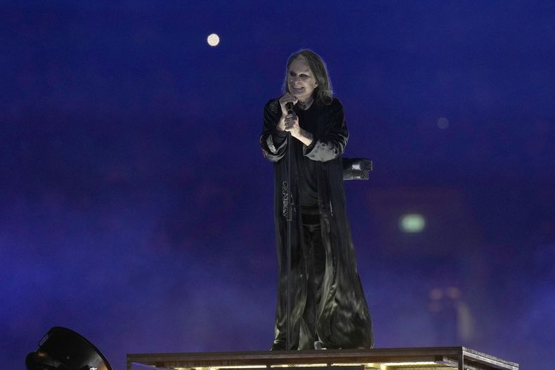 ARCHIVO - Ozzy Osbourne se presenta durante la ceremonia de clausura de los Juegos de la Commonwealth en el estadio Alexander en Birmingham, Inglaterra, el 8 de agosto de 2022. (Foto AP/Alastair Grant, archivo)