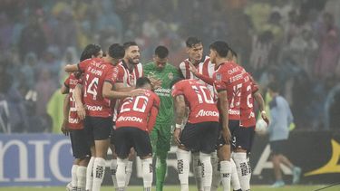 Los jugadores del Guadalajara previo al partido contra el América en la Liga MX, el sábado 16 de septiembre de 2023, en Ciudad de México. (AP Foto/Eduardo Verdugo)