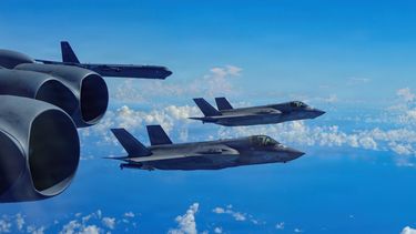 En la imagen, proporcionada por la Fuerza Aérea de Estados Unidos, un bombardero B-52H Stratofortress vuela con aviones F-35B Lightning II de la Infantería de Marina en el área de responsabilidad del Comando Sur de Estados Unidos, el 15 de octubre de 2025. (Fuerza Aérea de Estados Unidos vía AP)