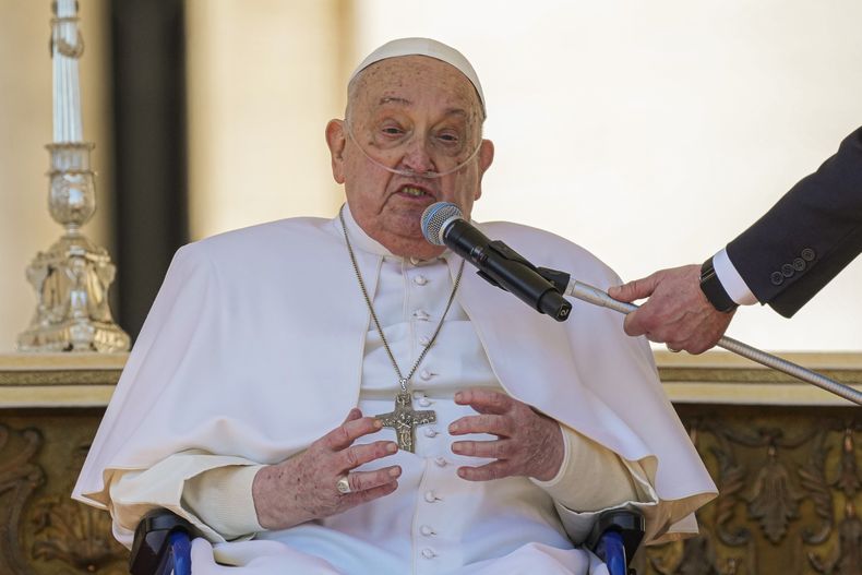 El papa Francisco habla a los fieles al final de una misa en la plaza de San Pedro del Vaticano, el domingo 6 de abril de 2025, dentro del jubileo para los enfermos y trabajadores de salud. . (AP Foto/Andrew Medichini)