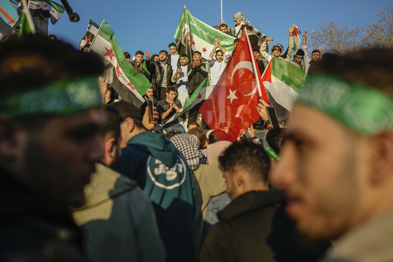 Personas se reúnen para celebrar la caída del gobierno sirio en Estambul, Turquía, el domingo 8 de diciembre de 2024. (AP foto/Emrah Gurel)