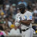 El cubano Jorge Soler, de los Marlins de Miami, festeja su jonrón en el juego del martes 22 de agosto de 2023, ante los Padres de San Diego (AP Foto/Gregory Bull)