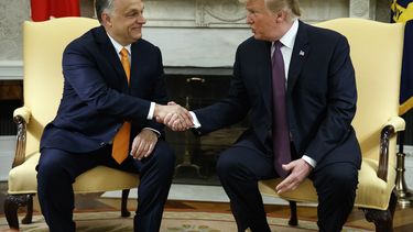 ARCHIVO - El presidente Donald Trump se reúne con el primer ministro húngaro, Viktor Orbán, en la Oficina Oval de la Casa Blanca, el 13 de mayo de 2019, en Washington. (Foto AP/Evan Vucci, archivo)