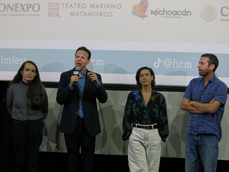 El cineasta mexicano Amat Escalante, segundo desde la izquierda, presenta una versión restaurada de su película debut Sangre con la actriz mexicana Claudia Orozco, a la izquierda, la diseñadora de producción Daniela Schneider, segunda desde la derecha, y el director de casting Martín Escalante en el Festival de Cine de Morelia, en México, el domingo 12 de octubre de 2025. (Foto AP/Berenice Bautista)