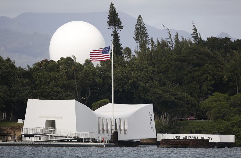 El monumento al USS Arizona, parte del Monumento Nacional Valor en el Pacífico, el 27 de diciembre de 2016 en la Base Conjunta Pearl Harbor-Hickman, Hawai. (AP Foto/Carolyn Kaster, Archivo)