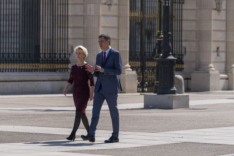 La presidenta de la Comisión Europea, Ursula von der Leyen, y el presidente del gobierno español Pedro Sánchez llegan a una cumbre de la UE en Madrid, España, el 3 de julio de 2023. (AP Foto/Bernat Armangue)