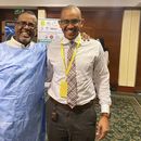 Esta imagen proporcionada por el doctor Mohamed Eisa lo muestra con su colega Bushra Ibnauf Sulieman, a la izquierda, un ciudadano estadounidense nacido en Sudán. Sulieman fue el segundo estadounidense muerto en Sudán después de que estalló la violencia a mediados de abril de 2023. (Foto, Mohamed Eisa vía AP)