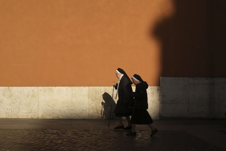 Dos monjas caminan hacia la Ciudad del Vaticano, el 22 de abril de 2025. (AP Foto/Francisco Seco)