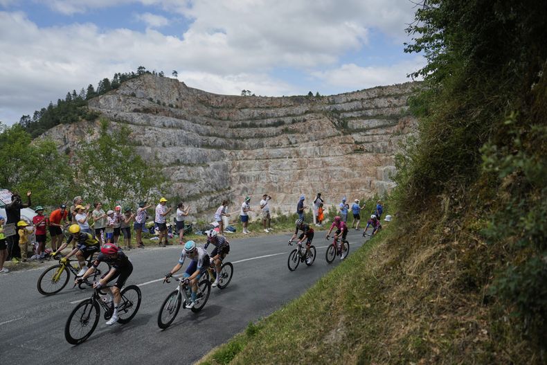 El pelotón de fuga, liderado por el australiano Michael Storer, durante la 15ta etapa del Tour de Francia, el domingo 20 de julio de 2025. (AP Foto/Mosaab Elshamy)