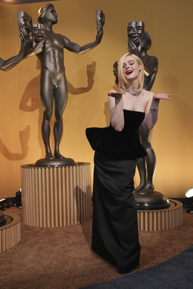 Elle Fanning llega a la 31ª edición anual de los Premios SAG el domingo 23 de febrero de 2025 en el Shrine Auditorium de Los Ángeles. (Foto AP/Chris Pizzello)