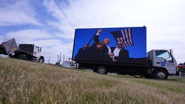 Una valla publicitaria electrónica muestra imágenes del expresidente Donald Trump en su reciente mitin en la muestra agrícola de Butler, el jueves 18 de julio de 2024, en Butler, Pensilvania. (AP Foto/Eric Gay)