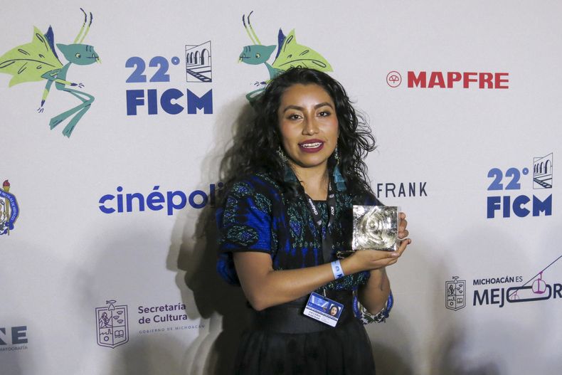 La directora Ana Tsuyeb de Li Cham posa con el premio a mejor largometraje documental en la ceremonia de la 22a edición del Festival de Cine de Morelia, el viernes 25 de octubre de 2024, en Morelia, México. (Foto AP/Berenice Bautista)