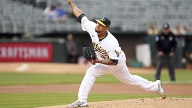 Rangers anotan 3 en 9no ante bullpen de Atléticos, ganan 4-1