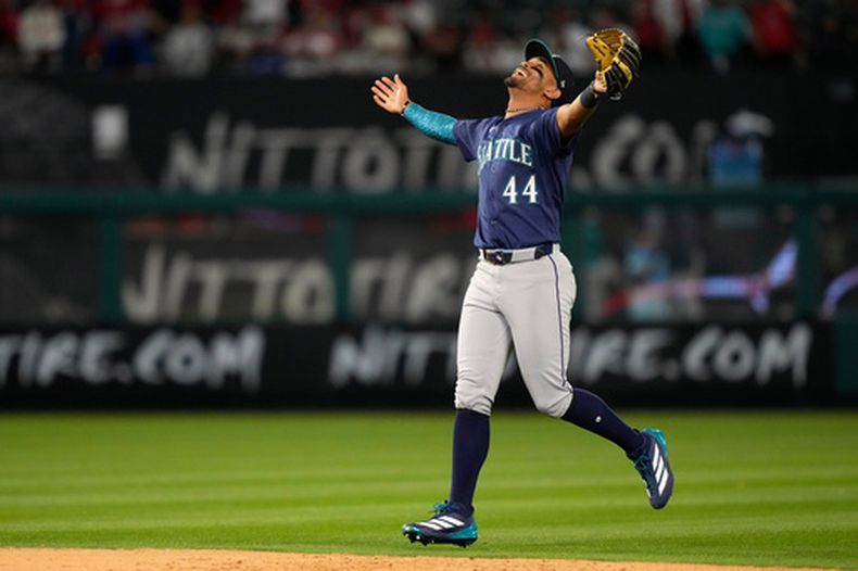 El dominicano Julio Rodríguez, de los Marineros de Settle, festeja la victoria ante los Angelinos de Los Ángeles, el viernes 3 de abril de 2026 (AP Foto/Mark J. Terrill)