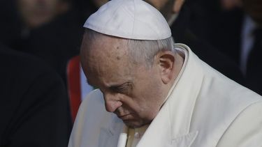 americateve | El papa Francisco ora frente a la estatua de la Virgen Mar&iacute;a en ocasi&oacute;n de la fiesta de la Inmaculada Concepci&oacute;n en Roma, el lunes, 8 de diciemnbre del 2014.  (Foto AP/Gregorio Borgia)