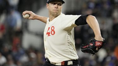 En foto del viernes 28 de abril del 2023, Jacob deGrom, pitcher abridor de los Rangers de Texas, lanza durante la tercera entrada del juego de béisbol en contra de los Yanquis de Nueva York en Arlington, Texas. El lunes 5 de junio del 2023, deGrom ingresa a la lista de lesionados de 60 días de los Rangers. (AP Foto/Sam Hodde)