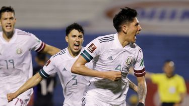México sufre para ganar en Honduras, pero un pie en Qatar