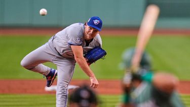 El lanzador abridor de los Blue Jays de Toronto, Trey Yesavage, realiza un lanzamiento durante la primera entrada de un partido de béisbol contra los Red Sox de Boston, el viernes 24 de julio de 2026, en Boston. (Foto AP/Charles Krupa)