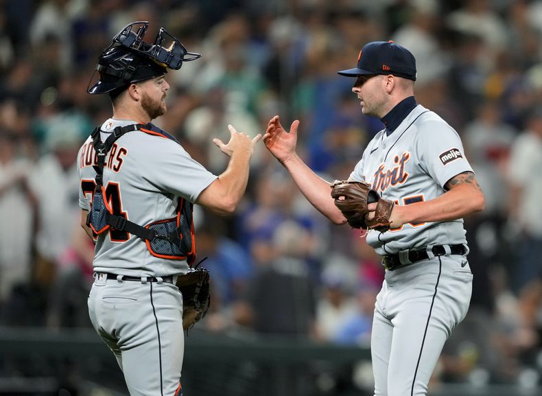 El catcher Jake Rogers, felicita al pitcher Alex Lange, de los Tigres de Detroit, quien logró el salvamento en el juego del viernes 14 de julio de 2023, ante los Marineros de Seattle (AP Foto/Lindsey Wasson)