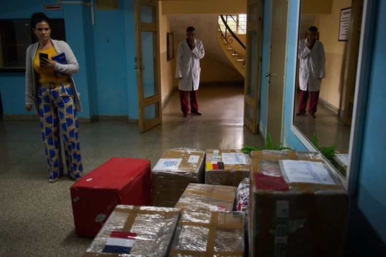 Trabajadores de un hospital observan suministros médicos donados por miembros del Convoy Europeo a Cuba en La Habana, el lunes 16 de marzo de 2026. (Foto de AP/Ramon Espinosa)