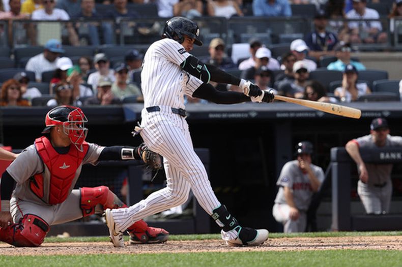 Cody Bellinger (derecha), de los Yankees de Nueva York, conecta un jonrón durante la octava entrada de un partido de béisbol contra los Medias Rojas de Boston, el domingo 7 de junio de 2026, en Nueva York. (Foto AP/Pamela Smith)