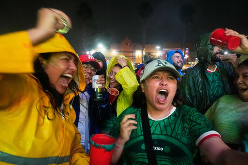 Aficionados mexicanos festejan un gol de la selección de su país en un partido del Mundial ante Corea del Sur, el jueves 18 de junio de 2026 (AP Foto/Marco Ugarte)
