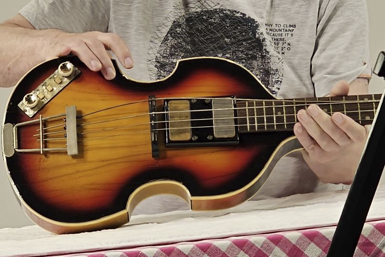 En esta foto publicada por The Lost Bass Project/Nick Wass el viernes 16 de febrero de 2024, Nick Wass, un ejecutivo de Hoefner, inspecciona el bajo de Paul McCartney. Un bajo robado a Paul McCartney hace más de 50 años ha sido encontrado y devuelto al Beatle. El sitio web de McCartney dijo el jueves que el instrumento fue autenticado por el fabricante y el músico está increíblemente agradecido con quienes ayudaron a encontrarlo. (The Lost Bass Project/Nick Wass via AP)