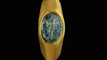 historico: rescatan del fondo del mar un anillo del siglo iii que tiene tallada una imagen de jesus
