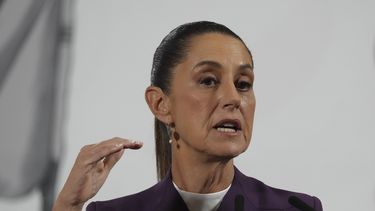 ARCHIVO - La presidenta mexicana Claudia Sheinbaum ofrece su conferencia de prensa matutina en el Palacio Nacional en la Ciudad de México, el martes 4 de marzo de 2025. (AP Foto/Marco Ugarte, Archivo)
