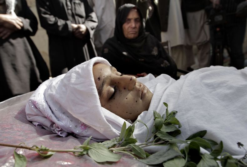 Varios familiares rodean el cad&aacute;ver de una ni&ntilde;a afgana de 10 a&ntilde;os en las afueras de Kabul, Afganist&aacute;n, el domingo 27 de octubre del 2013. (Foto AP/Rahmat Gul)