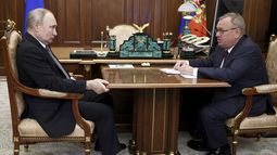 ARCHIVO - El presidente ruso Vladímir Putin, izquierda, escucha al presidente del VTB Bank, Andrei Kostin, durante una reunión entre ambos en Moscú, Rusia, el 11 de julio de 2023. (Alexander Kazakov, Sputnik, Kremlin Pool Photo via AP, archivo)
