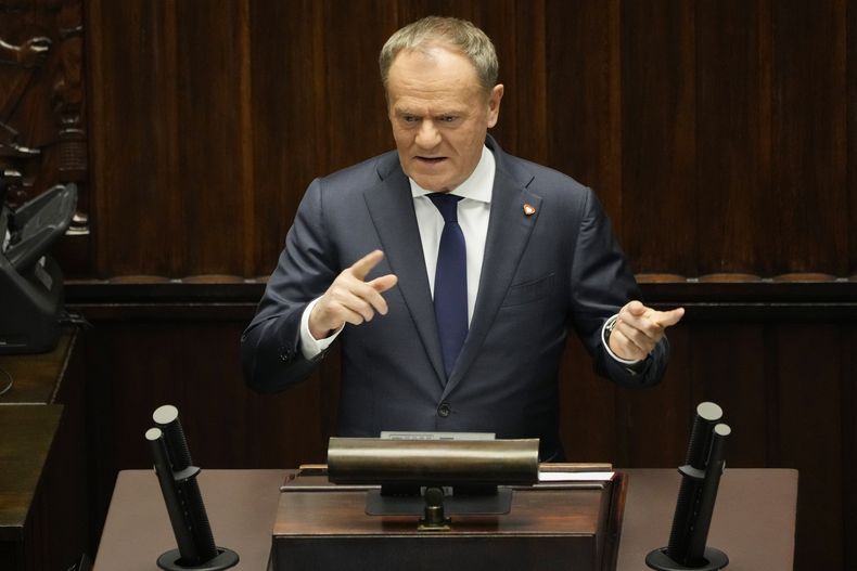 El primer ministro polaco Donald Tusk en el parlamento en Varsovia el 7 de marzo del 2025. . (AP foto/Czarek Sokolowski)