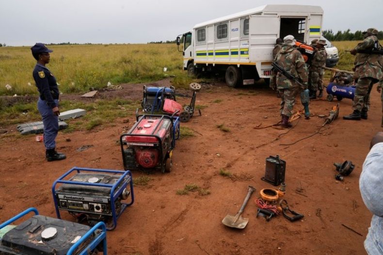 Soldados y policías sudafricanos sacan equipos abandonados por mineros ilegales en Randfontein, al oeste de Johannesburgo, el 12 de marzo del 2026. (AP foto/Themba Hadebe)