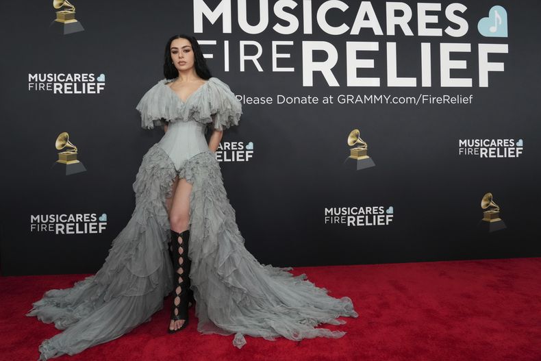 Charli XCX llega a la 67ª entrega anual de los premios Grammy el domingo 2 de febrero de 2025 en Los Ángeles. (Foto Jordan Strauss/Invision/AP)