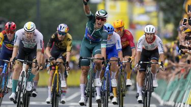 El belga Jasper Philipsen levanta cuatro dedos al cruzar la meta en la 11ma etapa tras ganar su cuarta etapa en el Tour de France, un recorrido de 180 kilometers entre Clermont-Ferrand y Moulins el 12 de julio del 2023. (AP Foto/Thibault Camus)