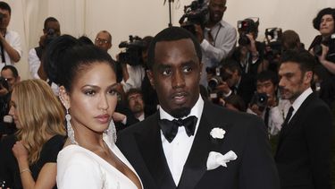 ARCHIVO - Cassie Ventura, izquierda, y Sean Diddy Combs, en la gala benéfica del Instituto de Vestuario del Museo Metropolitano de Arte para celebrar a “China: a través del espejo” en Nueva York, el 4 de mayo de 2015. (Foto de Charles Sykes/Invision/AP, Archivo)