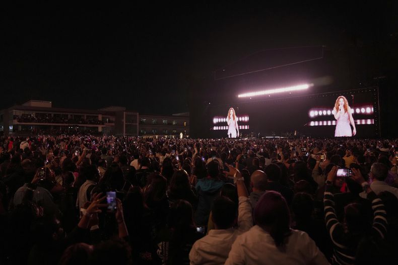 Fans de Shakira ovacionan durante el primer concierto de su gira mundial Las Mujeres Ya No Lloran en la Ciudad de México, el miércoles 19 de marzo de 2025. (Foto AP/Eduardo Verdugo)
