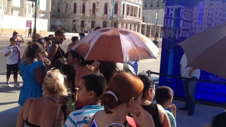 Cola y custodio para ver el Cubo Azul.