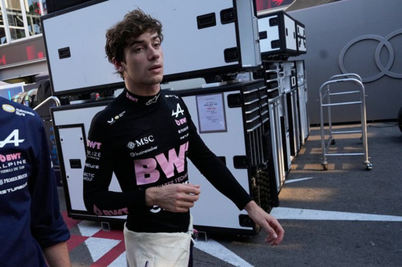 El piloto de Alpine Franco Colapinto tras accidentarse en el Gran Premio de Azerbaiyán de la Fórmula 1, el sábado 26 de septiembre de 2026, en Bakú. (AP Foto/Darko Bandic)