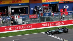 La bandera a cuadros ondea mientras el italiano Kimi Antonelli de Mercedes, cruza la meta al ganar el Gran Premio de Bélgica en Spa-Francorchamps el domingo 19 de julio del 2026. (AP Foto/Geert Vanden Wijngaert)