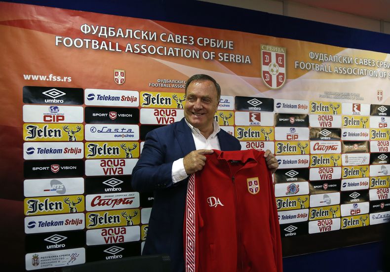 Dick Advocaat, nuevo t&eacute;cnico de Serbia, posa con la casaca del equipo nacional serbio el 28 de julio del 2014 en Stara Pazova, Serbia. (AP Photo/Darko Vojinovic)