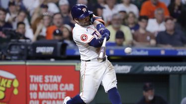 El venezolano José Altuve, de los Astros de Houston, pega un sencillo productor en el juego del jueves 2 de mayo de 2024, ante los Guardianes de Cleveland (AP Foto/Michael Wyke)