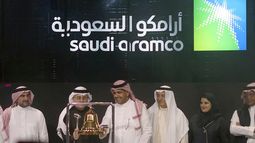 ARCHIVO - La empresa estatal saudí Aramco y funcionarios de la Bolsa festejan la oferta pública inicial de la petrolera en la Bolsa de Riad, 11 de diciembre de 2019. (AP Foto/Amr Nabil, File)